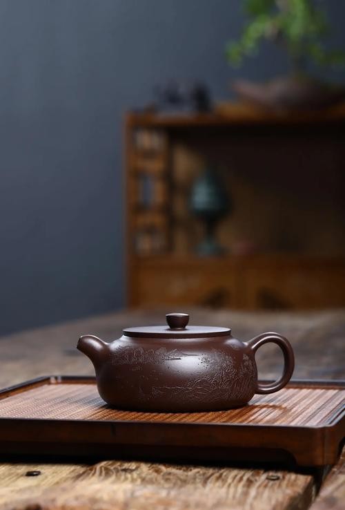 茶香邃远，与陌生人的意外共鸣在滚烫的壶中绽放